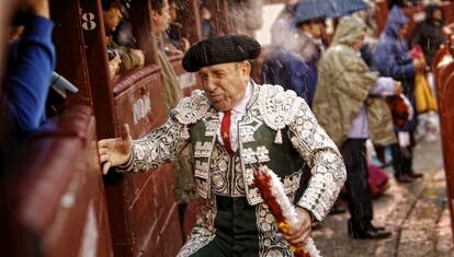 El "chulo de banderillas" de Las Ventas corre a protegerse.