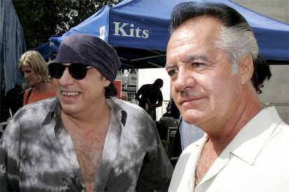 El guitarrista Steve van Zandt, a la izquierda, junto a Tony Sirico, su compañero en <i>Los Soprano</i>, ayer en el concierto.