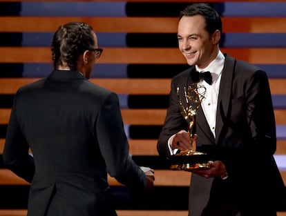 Jim Parsons acepta el Emmy al Mejor Actor de Comedia por su trabajo en The Big Bang Theory.