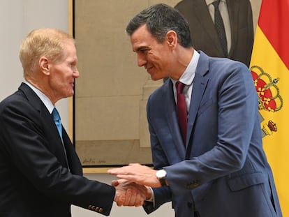 El presidente del Gobierno, Pedro Sánchez y el administrador de la Administración Nacional de Aeronáutica y el Espacio (NASA).