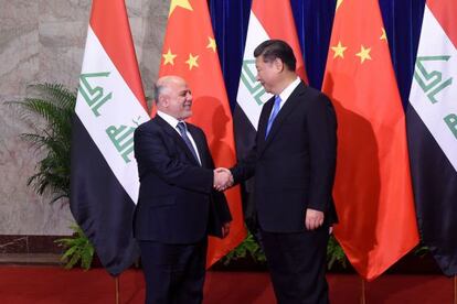 El presidente chino, Xi Jinping, saluda el pasado martes en Pekín al primer ministro iraquí, Haider al-Abadi.