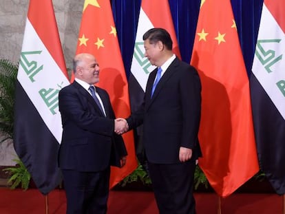 El presidente chino, Xi Jinping, saluda el pasado martes en Pek&iacute;n al primer ministro iraqu&iacute;, Haider al-Abadi.
