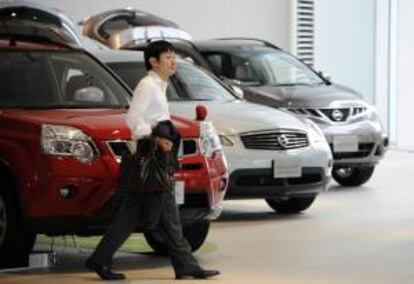 Un hombre busca coche nuevo en el concesionario de Nissan. EFE/Archivo