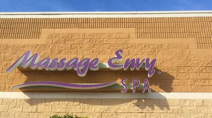 Exterior de un centro de Massage Envy.