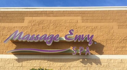 Exterior de un centro de Massage Envy.