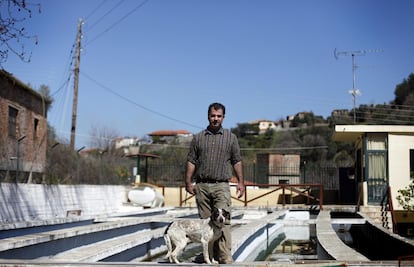 Giannis Gerontidis, 37, dueño de un piscifactoría, posa en su empresa, en Kastoreio, en el Peloponeso. "No me he visto afectado a gran escala porque nuestros clientes son ricos y no tienen problemas en comprar nuestros productos".