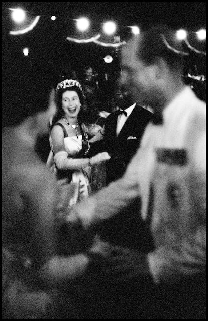 La reina Isabel II en una visita de estado a Ghana, en 1961, bailando con el primer ministro, Kwame Nkrumah.