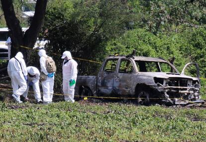 Peritos, en la escena del crimen en Cuitzeo.