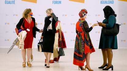 Cuatro de las mujeres participantes en el foro Generación Igualdad llegan a la sede de París donde se está celebrando este encuentro,auspiciado por ONU Mujeres, hasta el 2 de julio.