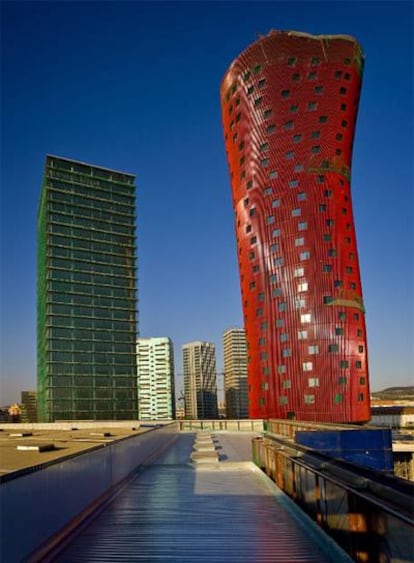 En primer plano, las Torres Fira, que el arquitecto Toyo Ito construye en L'Hospitalet.