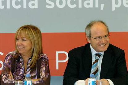 La vicepresidenta del PSC, Manuela de Madre, junto al candidato a la presidencia de la Generalitat, José Montilla.