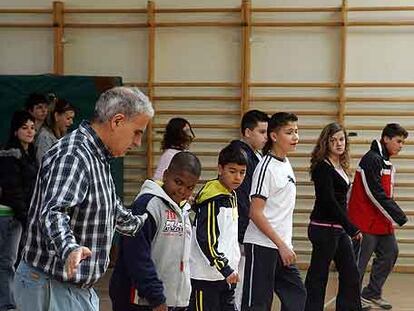 Alumnos y profesores del instituto Ignacio Ellacuría participan en clases de salsa.