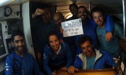 La tripulación del 'Pakea Bizkaia' celebra el paso del Ecuador.