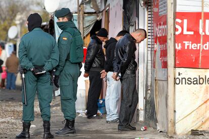 Dos guardias civiles custodian a tres detenidos en la operación contra el robo de cobre en El Gallinero.