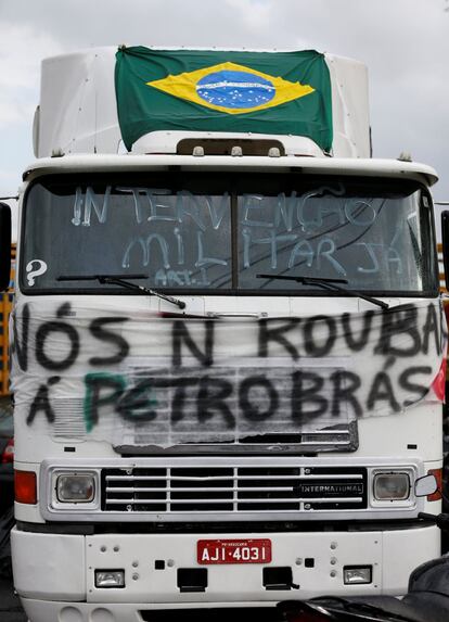 Em Araucária, na entrada da refinaria Presidente Getúlio Vargas, um caminhão pedia a intervenção militar. Nesta sexta, Governo Temer autorizou que o Exército tire os manifestantes das rodovias.