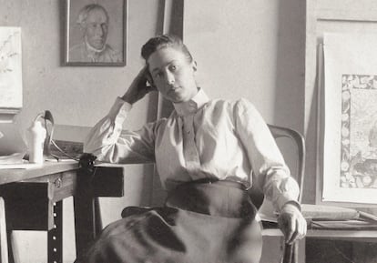 Retrato de la artista Hilma af Klint en su estudio de Hamngatan en Estocolmo, alrededor de 1895.