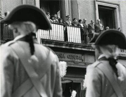 Dos miembros de la tradicional unidad de Flanqueadores de Fusileros con uniformes de época de Carlos III ante la Capitanía General en Madrid, en 1983. El Ejército de Tierra, en colaboración con el Ayuntamiento de Madrid, recuperó la tradición madrileña de los militares del siglo XIX y de Alfonso XIII de recorrer la calles de Madrid, en conmemoración del 175º del levantamiento del pueblo madrileño contra las tropas francesas.