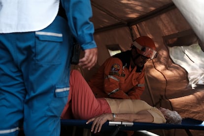 Una mujer proveniente del Catatumbo recibe atencin mdica en una carpa, en el estadio General Santander de Ccuta.