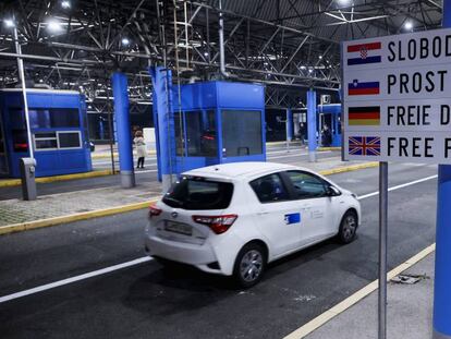 Un vehículo atraviesa la frontera croata tras la incorporación del país al área  Schengen