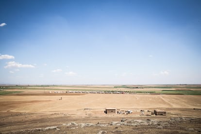 Vista general de la aldea de mujeres Jinwar, en el distrito de Hasake, en el noreste de Siria, vista desde una colina.