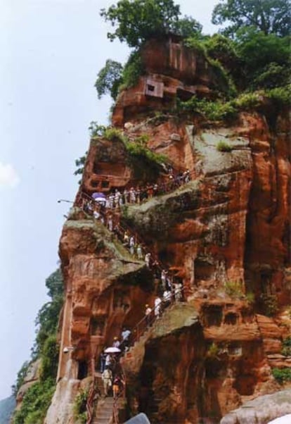 Bajada de la montaña Linheshan, en Leshan, donde se halla la estatua del Gran Buda de 70 metros de altura.