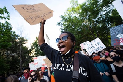 Una manifestante sujeta un cartel con el lema "Black Lives Matter" durante la jornada de protestas a las afueras de la Casa Blanca.