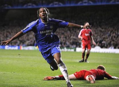 Drogba celebra el primero de sus goles.