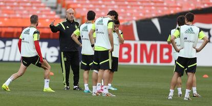 Del Bosque dando instrucciones a los jugadores de la selección