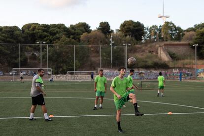 El UE Sants durante un entrenamiento en el campo de fútbol la Báscula.