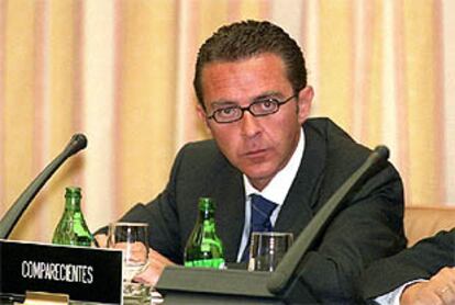 Antonio Camacho, arriba, durante sucita en el Congreso.