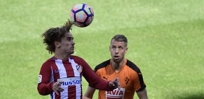 Griezmann cabecea ante Lejeune.