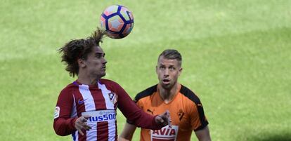 Griezmann cabecea ante Lejeune. 