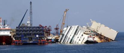 Vista del crucero Costa Concordia encallado a pocos metros de la isla del Giglio (Italia).