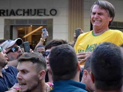 Bolsonaro é atingido por faca durante ato de campanha.