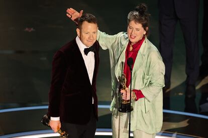James Price y Shona Heath, reciben el premio a mejor diseño de producción de 'Pobres Criaturas'.