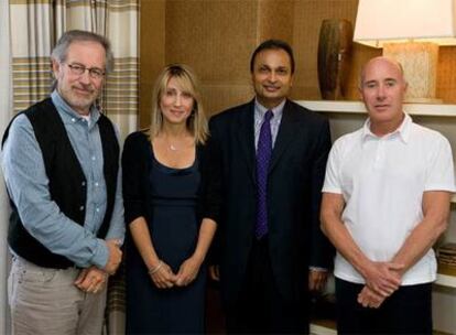 Spielberg junto a Stacey Sneider y David Geffen, directores de la productora Dreamworks, y Anil Ambani, representante de Reliance ADA