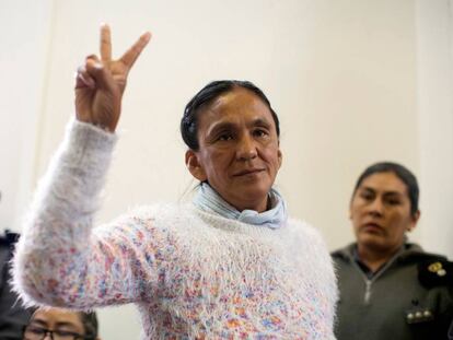 Milagro Sala ensaya el gesto peronista ante el tribunal.