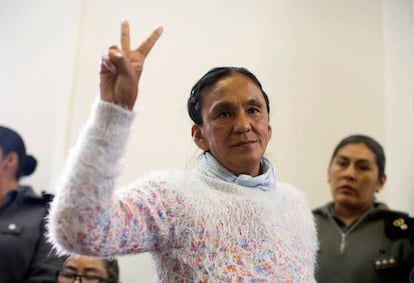 Milagro Sala ensaya el gesto peronista ante el tribunal.