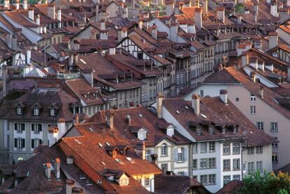 Uno de los lugares que no hay que perderse en Berna es la calle Kramgasse, para pasear por las famosas Lauben, seis kilómetros de arcadas de piedra que se extienden desde Spitalgasse y  convierten en uno de los paseos comerciales más largos, y protegidos, de Europa. Allí se encuentran anticuarios, joyerías, librerías y tiendas de moda, a resguardo de los rigores del invierno.