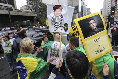 Na avenida Paulista, em São Paulo, grupo anti-PT comemorou a decisão do Senado, por 61 votos a 20. 