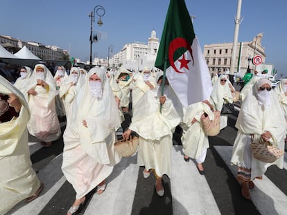 Desfile popular con motivo del 68º aniversario de la guerra de liberación de Argelia, el lunes en Argel.