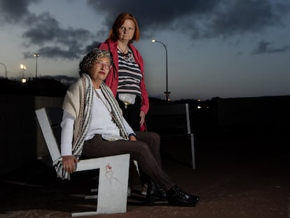 Joana Bauza y Yolanda Fernández, dos de las pacientes ostomizadas que están teniendo problemas para adquirir las bolsas recolectoras de orina, este jueves en Palma de Mallorca.