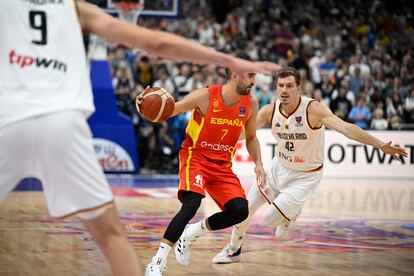 El español Jaime Fernández ataca con el balón al alemán Andreas Obst.