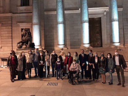 Delegación del Cermi a las puertas del Congreso de los Diputados tras la aprobación de la eliminación del Código Penal de la esterilización forzada a las personas con discapacidad el 16 de octubre pasado.