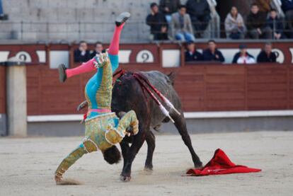 El segundo astado voltea a Juan Carlos Rey, sin consecuencias, en la primera novillada de la temporada en Las Ventas.