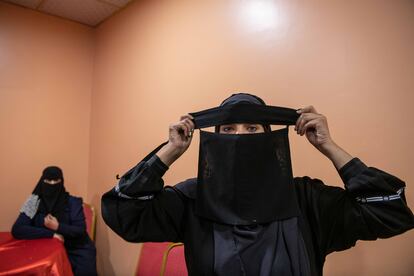 Sanal (19 años) se coloca el niqab antes de regresar a su casa en Ataq.