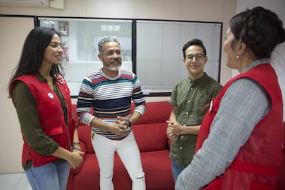 Daniel Gaviria y Samuel Donquiz, migrantes venezolanos, junto a dos miembros de Cruz Roja.