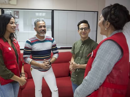 Daniel Gaviria y Samuel Donquiz, migrantes venezolanos, junto a dos miembros de Cruz Roja.