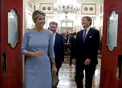 Los reyes de Holanda, Guillermo Alejandro y Máxima junto al presidente del Congreso, Jesús Posada, durante la visita que han realizado esta tarde a la Cámara Baja.