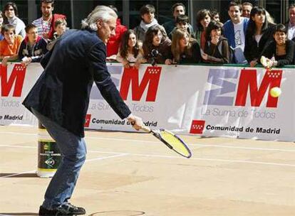 Bjon Borg pelotea durante la presentación oficial